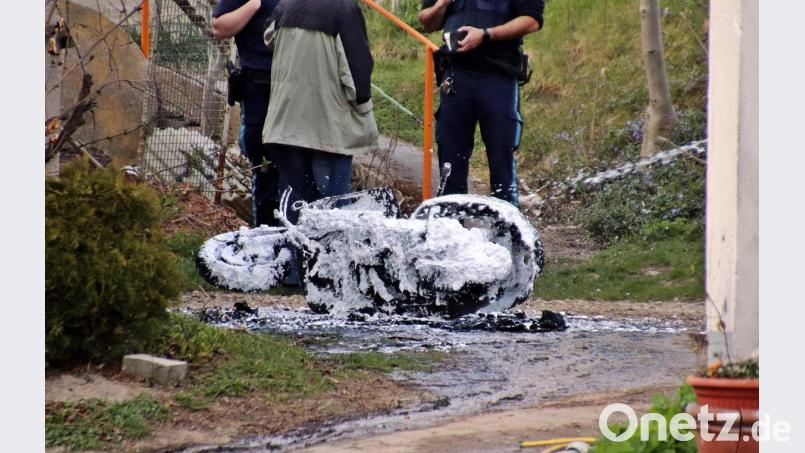 Die Feuerwehren löschen die brennende Vespa vollständig ab. Bild: jma