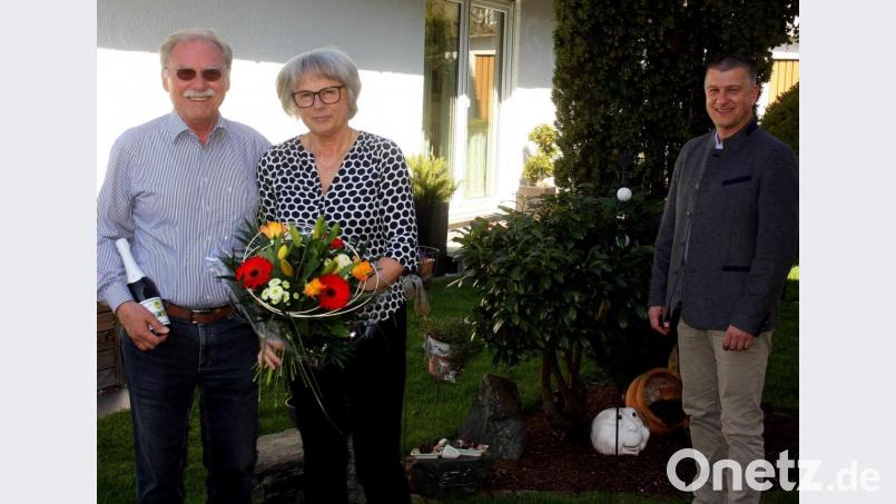 Bürgermeister Dietmar Schaller.(rechts) gratuliert Elisabeth und Werner Spickenreuther. Bild: zer