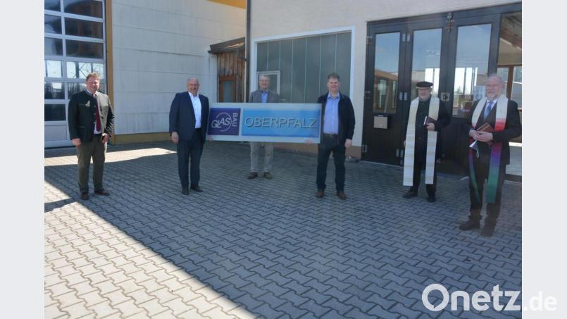 Die Firma Glasbau Oberpfalz als 100-prozentige Tochter von Glas Schöninger aus Weiden beerbt das Mitterteicher Unternehmen Glas Scharnagl. Bei der offiziellen Übergabe mit Segnung dabei waren (von links) Bürgermeister Stefan Grillmeier, Til Schöninger, Berthold Scharnagl, Thomas Lindner, Pfarrer Anton Witt und Pfarrer Martin Schlenk. Bild: jr