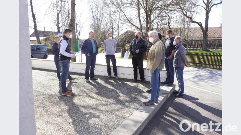 Bürgermeister Günter Kopp steht auf der Stufe die das Plateau des Vorplatzes mit dem Parkplatz verbindet. Die Stufe soll durch Angleichung der beiden Flächen wegfallen. Wegfallen soll auch die von den Schülern zum Sitzen gerne genutzte niedrige, das Plateau abschließende weiße Mauer. Entsprechend gestaltet werden soll die davor liegende kleine Grünfläche. Bild: bkr