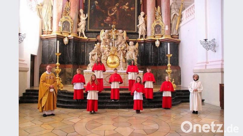 Beim Fototermin vorm Hochaltar nach dem Gottesdienst - von rechts Gemeindereferentin Gertrud Hankl, Leonhard Bäumler, Sebastian Richtmann, Eva Rosner, Gruppenleiterin Leonie Lang, Elias Häckl, Gruppenleiterin Christina Illmann, Antonia Arnold und Benjamin Schumacher sowie Pfarrer Dr. Thomas Vogl. Bild: Monika Demmer/exb