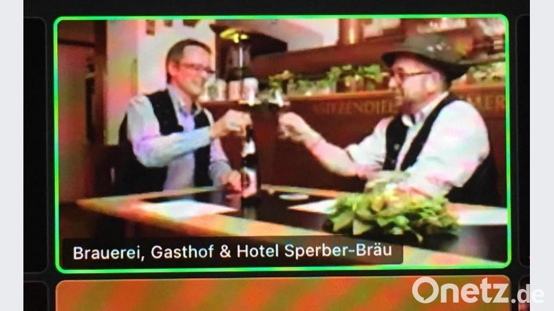 Ein Prosit auf Buch und Bier: Bräu Christian Sperber und &quot;Überraschungsgast&quot; Andreas Royer (von links). Bildschirmfoto: aks