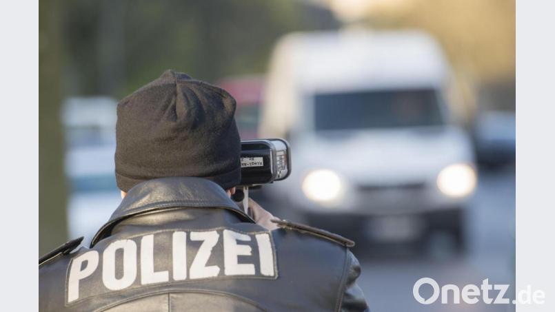 Die Weidener Verkehrspolizei hat im März die Geschwindigkeit zahlreicher Verkehrsteilnehmer gemessen. Zwei Autofahrer in Weiden fielen dabei besonders auf. Symbolbild: Paul Zinken/dpa
