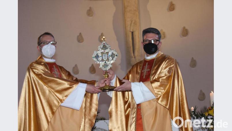 Pfarrer Thomas Helm aus der Pfarrei St. Martin (links) überreicht Pfarrer Michael Jakob aus der Pfarrei St. Konrad eine Reliquienmonstranz vom Hl. Bruder Konrad als Schenkung von St. Martin an St. Konrad. Bild: ads