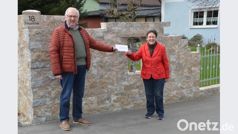 Christa Wildenauer ist glücklich wenn sie anderen helfen kann. Diesmal durfte Herbert Putzer, Vorsitzender der Kinderkrebshilfe in der Region Oberpfalz Nord antreten und 1000 Euro entgegennehmen. Ein Aufruf in &quot;Der neue Tag&quot; schwemmt ihr die gesuchten Artikel aus Großmutters Zeiten nur so heran. Dafür ist die Flohmarktsammlerin überaus dankbar. &quot;Spenden ist meine große Leidenschaft.&quot; Bild: dob