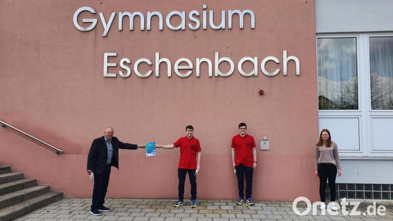 Schulleiter Peter Schobert (von links) gibt den Preis an Elias und Simon Hesl weiter. Auch die betreuende Lehrerin Bettina Kummer freut sich. Bild:  OStR Schatz /exb