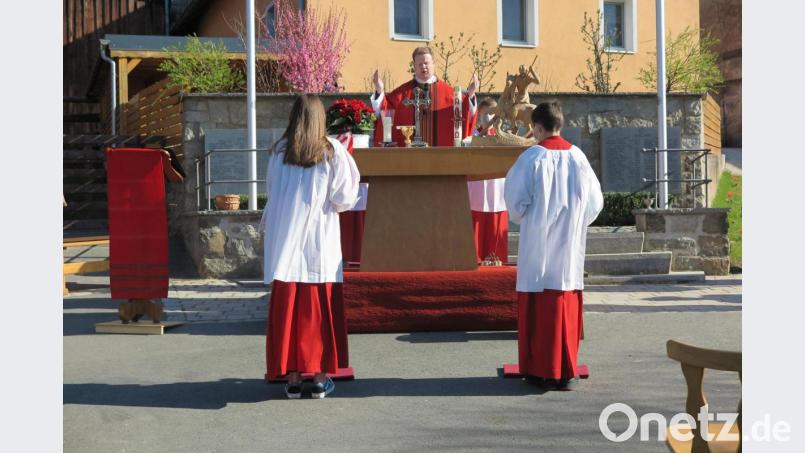 Damit alle Gottesdienstbesucher die Coronaregeln einhalten konnten, zelebrierte Stadtpfarrer Thomas Kraus die Patroziniumsmesse im Freien vor dem Kriegerdenkmal. Bild: jzk