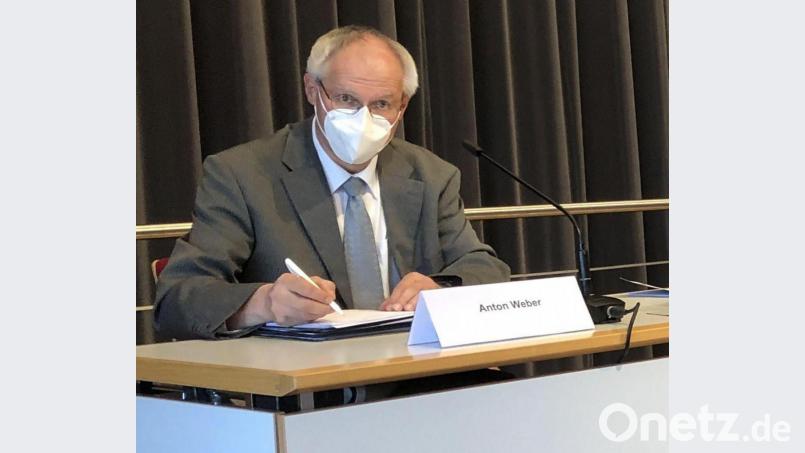 Anton Weber, der Kämmerer des Landkreises Amberg-Sulzbach, legte im Kreisausschuss im ACC den Haushalt 2021 vor. Bild: eik