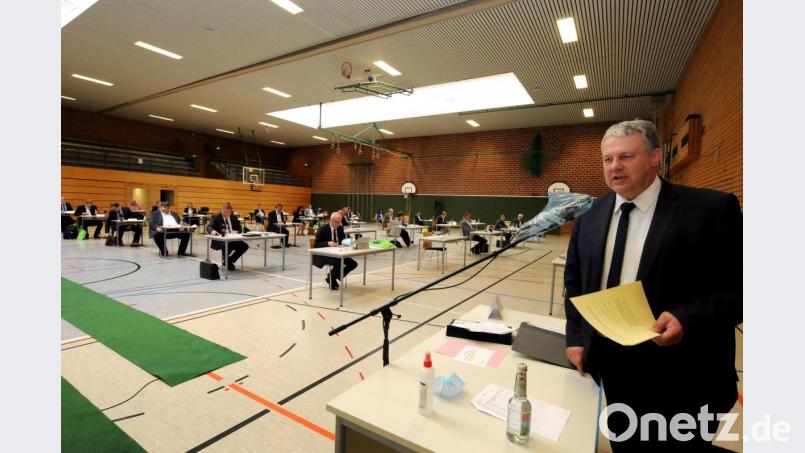 Um in der Pandemie die erforderlichen Abstände zu wahren, muss der Kreistag für seine Sitzungen (hier bei seiner konstituierenden Sitzung im Mai 2020 in der Krötenseehalle) in Turnhallen ausweichen. Archivbild: Stephan Huber