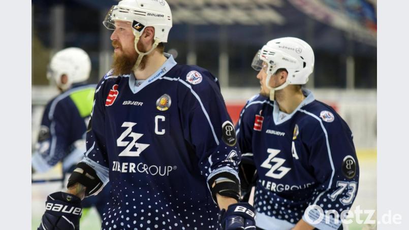 Kapitän Ralf Herbst (links) geht in seine zehnte Saison bei den Blue Devils Weiden. Bild: gb