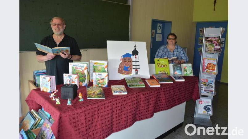 Die Pfarrbücherei Konnersreuth wird nun von Petra Günthner (rechts) geleitet. Auch ein neues Logo hat die Einrichtung bekommen. Günthner und Pfarrseelsorger Pater Benedikt Leitmayr (links) freuen sich, dass das Sortiment erneut ausgeweitet wurde. Bild: jr