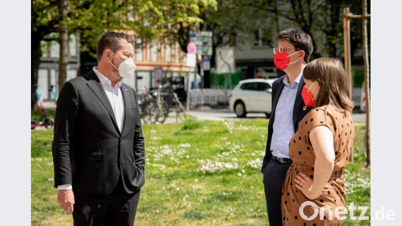 Uli Grötsch (links) unterhält sich vor dem digitalen Landesparteitag der Bayern-SPD mit seinen Konkurrenten um den Landesvorsitz, Florian von Brunn und Ronja Endres. Bild: Matthias Balk