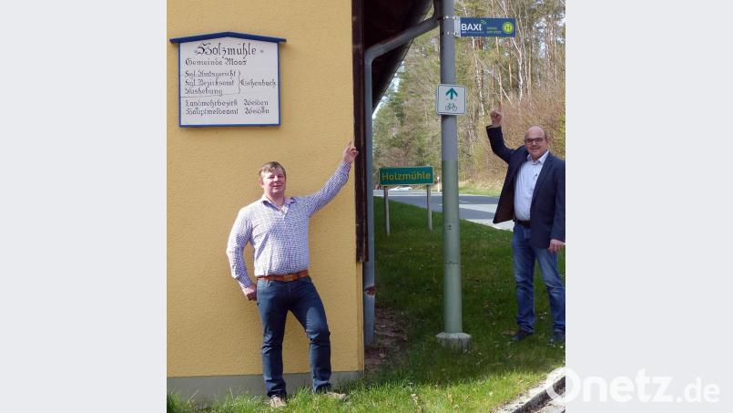 Gastwirt Christian Lang (links) und Bürgermeister Johannes Schmid freuen sich über die neue Baxi-Bushaltestelle an der Holzmühle. Bild: lgc