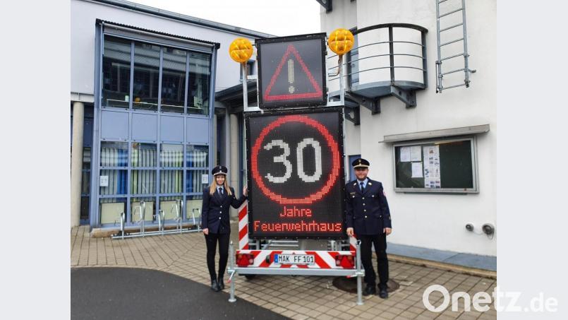 Feuerwehrverein-Vorsitzende Bettina Seidel und Stadtbrandinspektor Maximilian Seiler wollen &quot;30 Jahre Feuerwehrhaus&quot; heuer trotz Corona ein bisschen feiern. Bild: Biczysko/fph