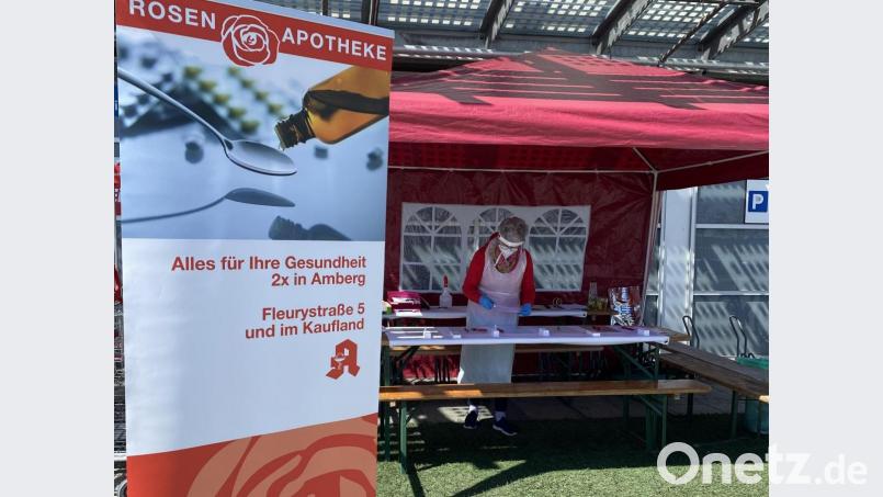 In einem Zelt auf dem Parkplatz, zwischen dem Eingang von Kaufland und Mediamarkt, testen die Mitarbeiter der Apotheke täglich von 9 bis 17 Uhr. Bild: Heike Übler/exb