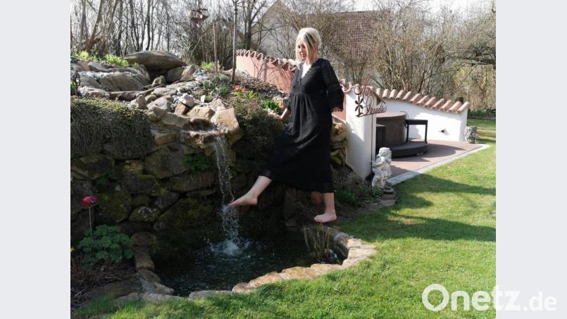 Barfuß ist Kneippexpertin Barbara Winkler am liebsten unterwegs. Morgens schätzt sie den Kältereiz am neuen Bachlauf und auch ihren Garten-Pool als „Oase des Glücks“ in der Teunzer Siedlung. Bild: Portner