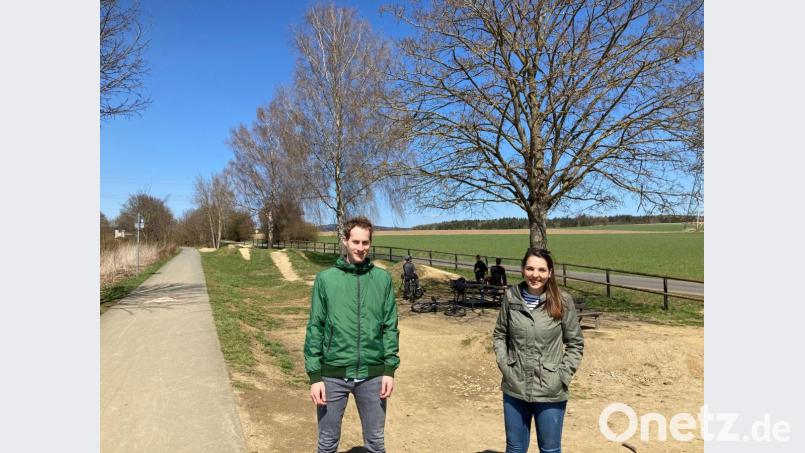 Die neuen Jugendbeauftragten Hannes Gilch und Anna Wutzlhofer wollen zusammen mit den Mountainbikern ein großes Projekt in Angriff nehmen. Der bestehende Mountainbike-Dirt-Park am Bocklradweg in Richtung Fiedlbühl soll aus- und umgebaut werden. Dafür erhalten sie eine finanzielle Förderung der ILE Naturparkland Oberpfälzer Wald in Höhe bis zu 10 000 Euro. Bild: dob