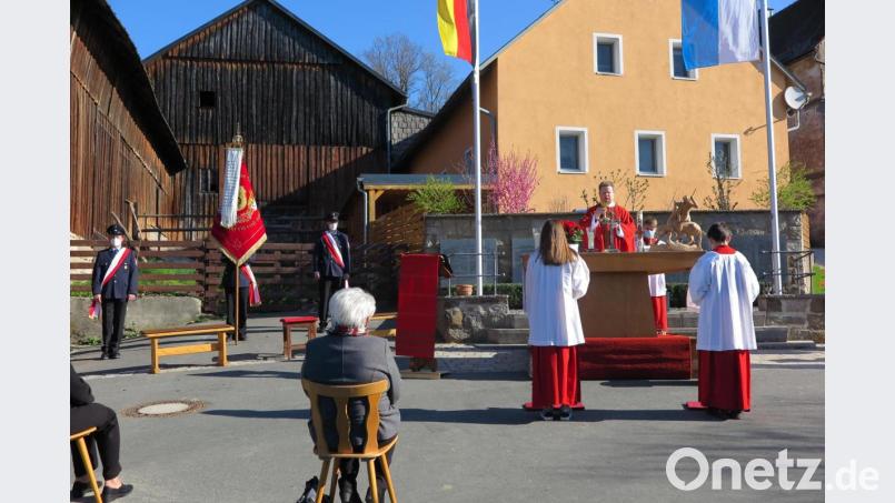 Damit alle Gottesdienstbesucher die Coronaregeln einhalten konnten, zelebrierte Stadtpfarrer Thomas Kraus die Patroziniumsmesse im Freien vor dem Kriegerdenkmal. Bild: jzk