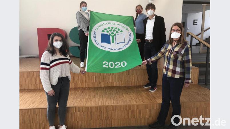 Über den Titel Umweltschule und das Banner dazu freuen sich die Vertreterinnen aus den Klassen Paula Fiedler, Sophie Müller und Laura Dittmar sowie Oberstudiendirektor Thomas Metzler und Oberstudienrätin Ute Döhler (von links). Bild: wro