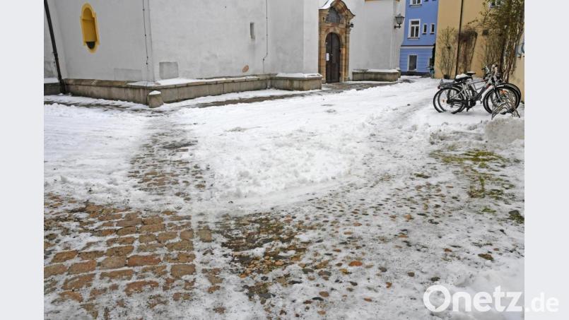 Der Kirchplatz von St. Michael in Weiden soll barrierefrei werden. Der erste Bauabschnitt umfasst den Bereich vor dem Haupteingang bis zur Mauer (rechts), wo im Moment noch die Fahrradständer stehen. Bild: Gabi Schönberger