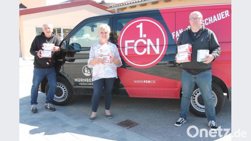 &quot;Vergelt&#039;s Gott&quot; sagt Cornelia Völkl an Jürgen Bergmann (links) und Daniel Vater. Bild: pi
