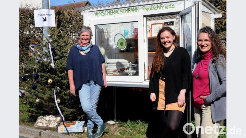 Margit (rechts) und Paula Haberberger (links daneben) hatten die Idee: Sie stellten im Januar bei sich im Wagrain-Viertel Ambergs ersten Verschenkeschrank auf. Seit einer Woche steht dieser nun bei Sabine Kreiner (links) in Alt-Eglsee. Bild: Stephan Huber