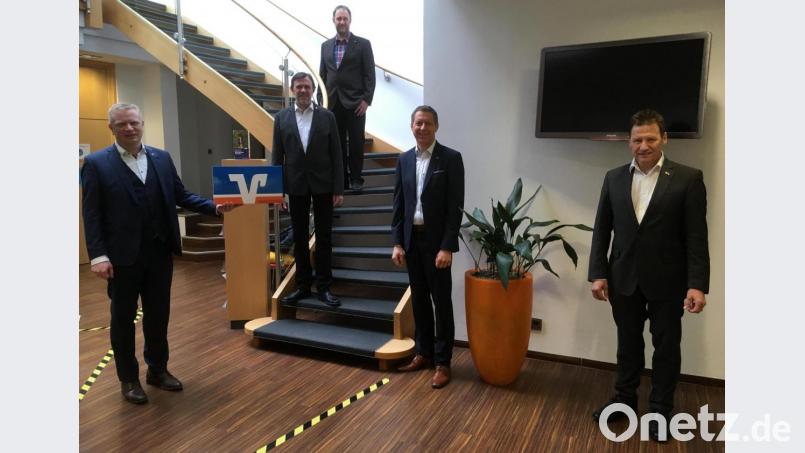 Glückwünsche zum beruflichen Aufstieg bei der Raiffeisenbank (von links): Vorstandsmitglied Martin Sachsenhauser, Aufsichtsratsvorsitzender Dieter Heldrich, dessen Stellvertreter Jürgen Bodendörfer, der neue Prokurist Franz Kormann und Vorstandsmitglied Erich Übler. Bild: Stephanie Fuchs/exb