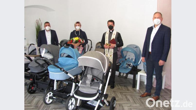 Nicole Fichtl (Zweite von links) eröffnete in Mantel ein Geschäft für Kinderwagen. Pfarrer Thomas Kohlhepp (Zweiter von rechts) segnete die Räume. Bürgermeister Richard Kammerer (rechts) gratulierte mit Blumen und dem Manteler Wappen zur Eröffnung. Hausherr Siegfried Janner (links) freut sich, dass sein Haus weiter ein Geschäftshaus bleibt. Bild: sei