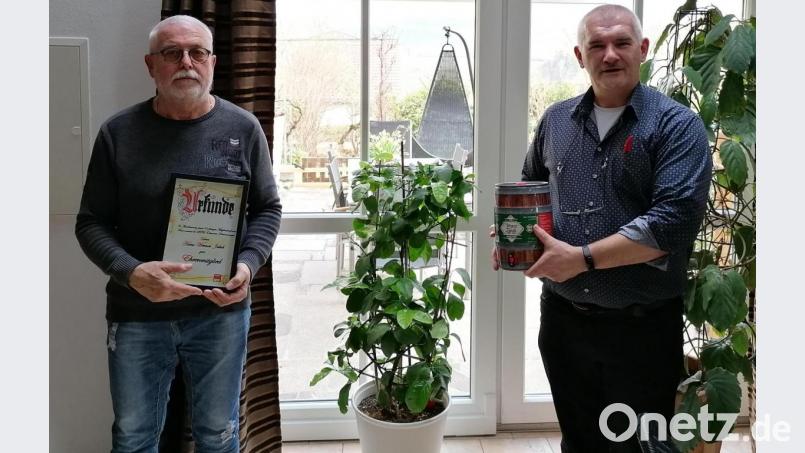 Uli Roth, Vorsitzender des SPD-Ortsvereins (rechts) gratulierte Hans-Werner Jakob zum 70. Geburtstag und ernannte ihn gleichzeitig zum Ehrenmitglied. Bild: den