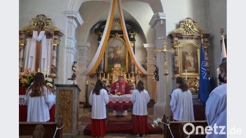 Pfarrer Udo Klösel feierte mit den Gläubigen coronakonform das Patrozinium der Ortskirche, die Sankt Georg geweiht ist. Bild: gi