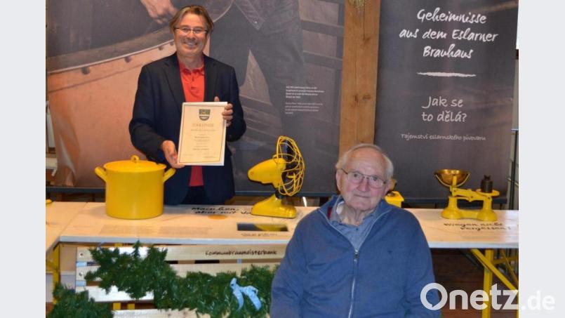 Bürgermeister Reiner Gäbl (hinten) ehrt Kommunbraumeister Georg Zierer zum 70. Berufsjubiläum. Bild: Markt Eslarn/exb