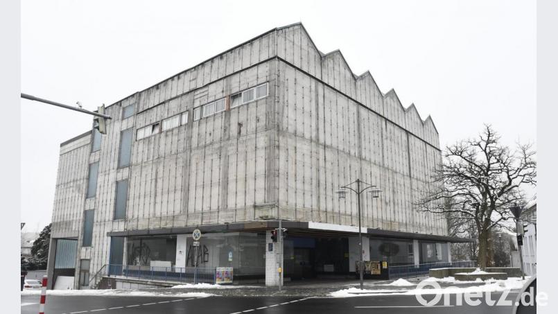 Das frühere Storg-Kaufhaus in Sulzbach-Rosenberg gilt vielen als Schandfleck. Anstelle eines Hotels könnten dort bald Sozialwohnungen unterkommen. Das dürfte nicht jedem gefallen. Archivbild: Petra Hartl