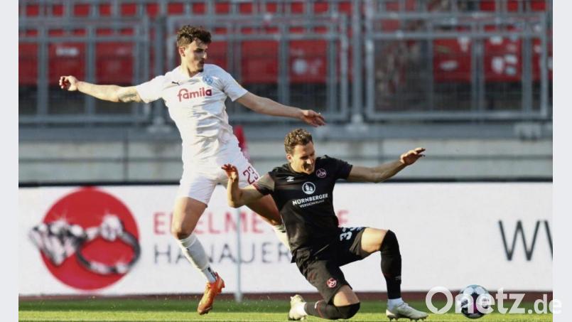 Nürnbergs Georg Margreitter (rechts) und Kiels Torschütze Janni Serra kämpfen um den Ball. Der Club holte gegen den Aufstiegsaspiranten ein mehr als verdientes 1:1. Bild: Daniel Karmann/dpa