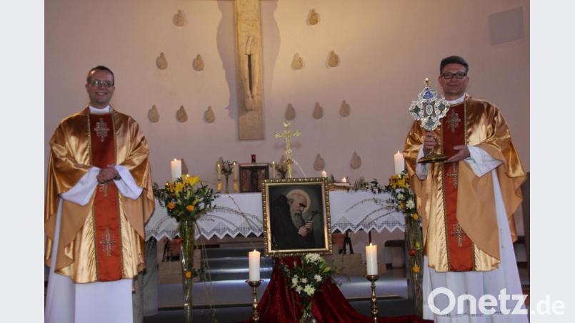 Pfarrer Thomas Helm aus der Pfarrei St. Martin überreicht Pfarrer Michael Jakob (rechts) aus der Pfarrei St. Konrad eine Reliquienmonstranz vom Hl. Bruder Konrad als Schenkung von St. Martin an St. Konrad. Bild: ads