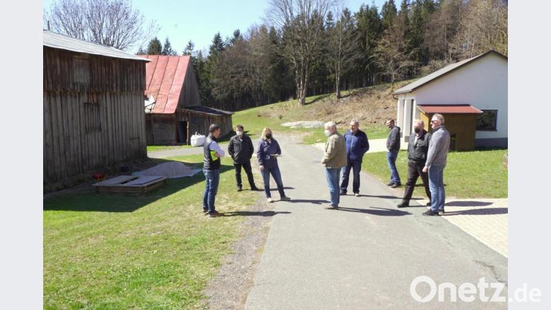 Nicht einfach ist es für einen Schneepflug am Babilon in einer Sackgasse zu wenden. Bürgermeister Günter Kopp dankte am Schluss dem Grundstücksbesitzer für dessen Entgegenkommen. Bild: bkr