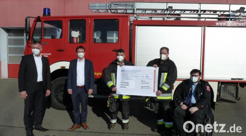 Durch die Crowdfunding-Aktion wurden Spendengelder für eine Drohne für die Feuerwehr Bärnau gesammelt. Im Bild (von links): Regionalmarktleiter Berthold Bauer, Geschäftsstellenleiter Günter Zwerenz, Erster Kommandant Michael Zintl, Zweiter Kommandant Christian Schedl und Zweiter Vorsitzender Florian Schwägerl. Bild: bir