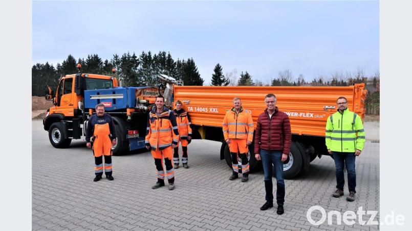 Bürgermeister und Bauhofmitarbeiter freuen sich über den neuen Kipper (von links): Thomas Dotzler, Matthias Bauer, Norbert Allwang, Bauhofleiter Roland Siegler, Bürgermeister Hermann Falk und Diplom-Ingenieur (FH) Thomas Dotzler). Bild: Martin Beck/exb