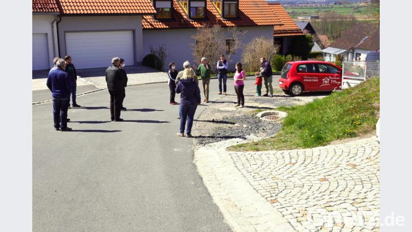 Nicht alles Regenwasser vom Bergweg wird von Gräben und Gullys in Altsteinreuth aufgefangen. Oft werden Garagen und Keller überflutet. Bild: bkr