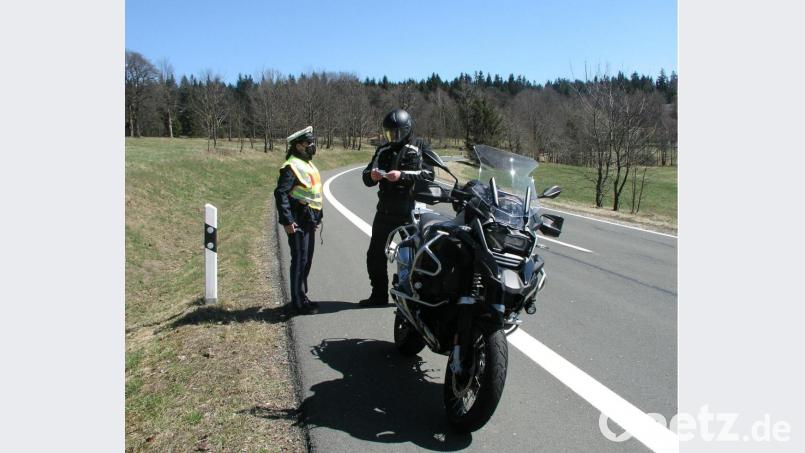 Polizeihauptmeisterin Ramona Weiß von der Polizei Tirschenreuth überreichte den Motorradfahrern die Infobroschüre. Bild: PI Tirschenreuth/exb
