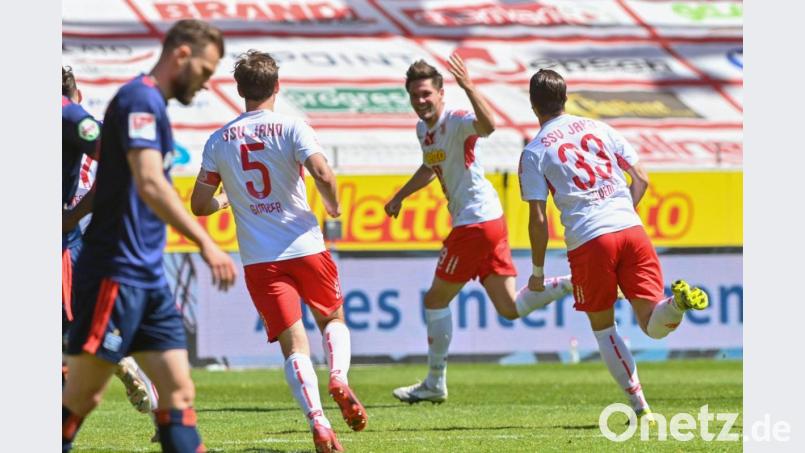 Jahn-Kapitän Benedikt Gimber (Rückennummer 5) und Jan Elvedi (Nummer 33) eilen zum Torjubel in Richtung Andreas Albers (hinten, Mitte). Der Treffer des Dänen zum 1:0 gegen den HSV könnte im Kampf um den Klassenerhalt noch eminent wichtig werden. Bild: Armin Weigel/dpa