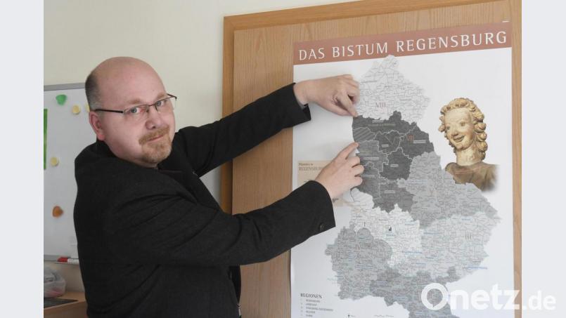 Dekan Johannes Lukas zeigt auf einer Bistumskarte die Ausdehnung des künftigen Dekanats Weiden-Neustadt, das die Gebiete der derzeitigen Dekanate Weiden, Neustadt und Leuchtenberg umfasst. Bild: Gabi Schönberger