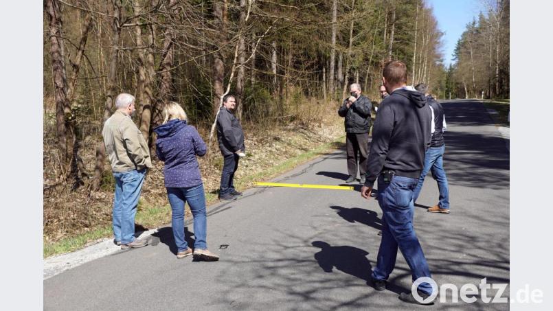 Zum Bankett hin ist die Fahrbahn der Gemeindeverbindungsstraße zum Naabtal in Witzlasreuth an vielen Stellen abgesackt, wie die Messlatte zeigt. Vom eigenen Bauhof können die Schäden nicht behoben werden. Bild: bkr