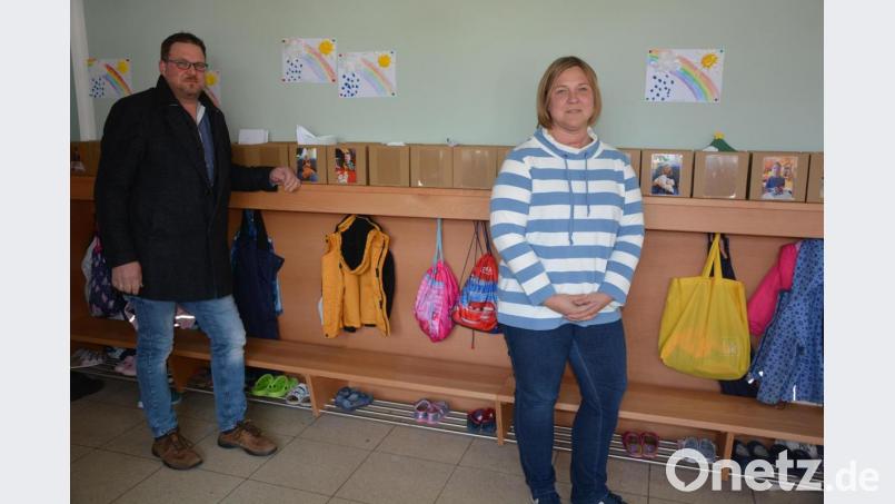 Kinderhausleiterin Sabine Doß und Bürgermeister Stephan Schübel freuen sich über die Neugestaltungsmaßnahmen im Kinderhaus, wo unter anderem der Garderobenbereich der Kinder auf Vordermann gebracht wurde. Weitere Arbeiten werden heuer noch folgen. Bild: jr
