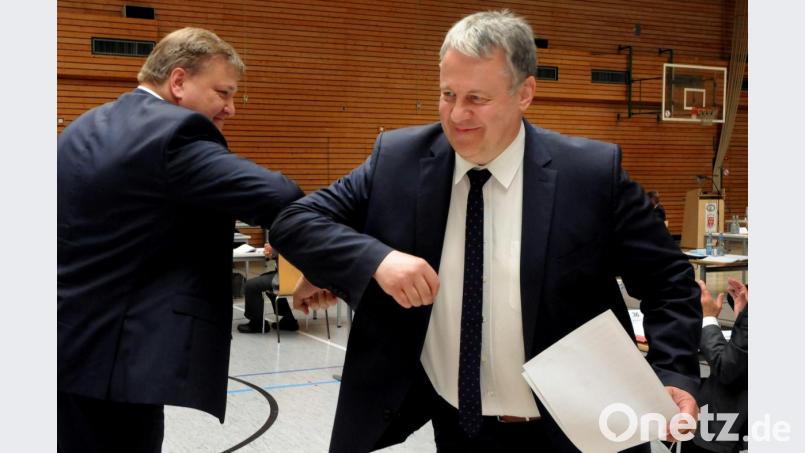 Glückwunsch in Coronazeiten: Landrat Richard Reisinger (rechts) gratuliert in der konstituierenden Sitzung des Kreistags Amberg-Sulzbach seinem soeben neu gewählten und vereidigten Stellvertreter Stefan Braun (links) zum eindeutigen Wahlergebnis. Archivbild: Stephan Huber