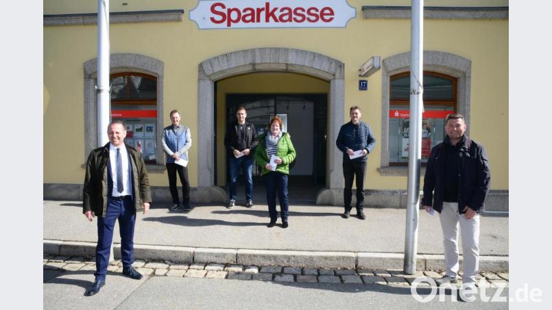 Sparkassen-Vorstandsvorsitzender Gerhard Hösl (links) und Bürgermeister Rainer Rewitzer (rechts) überreichen den Vereinsvorsitzenden oder Abteilungsleitern Stefan Kabitschke, Bernhard Vater, Irene Bock und Bernd Piehler (hinten, von links) die Spende aus der Gewährsträgerausschüttung 2021. Bild: bey