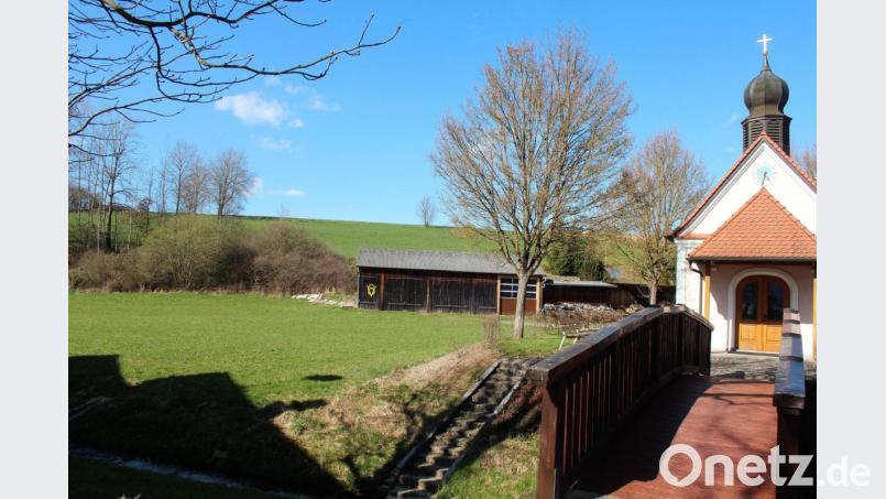 Neben der Kapelle wird der neue Dorfplatz in Reuth entstehen. Bild: stg