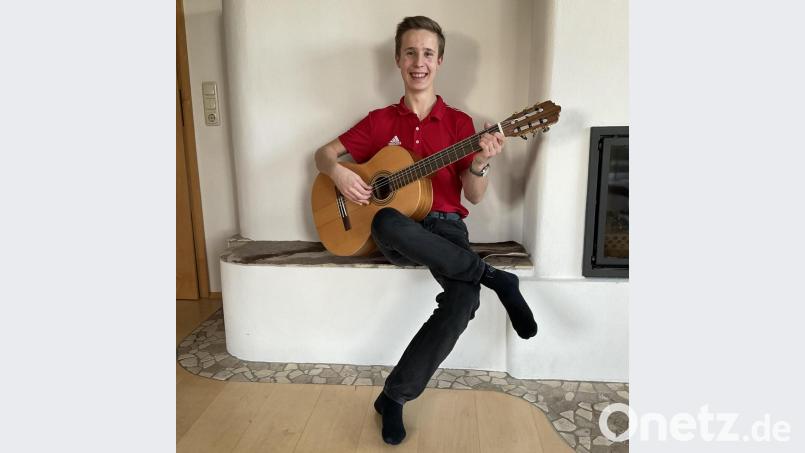 Jan Thumfart liebt es, auf seiner Gitarre zu spielen. Bild: jst