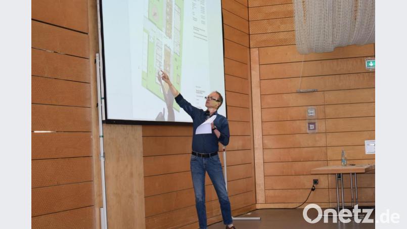 Architekt Roland Weigl von EBB Ingenieurgesellschaft mbH stellte dem Marktrat die Konzeptplanung für den neuen Kindergarten mit Krippe vor. Bild: bnr