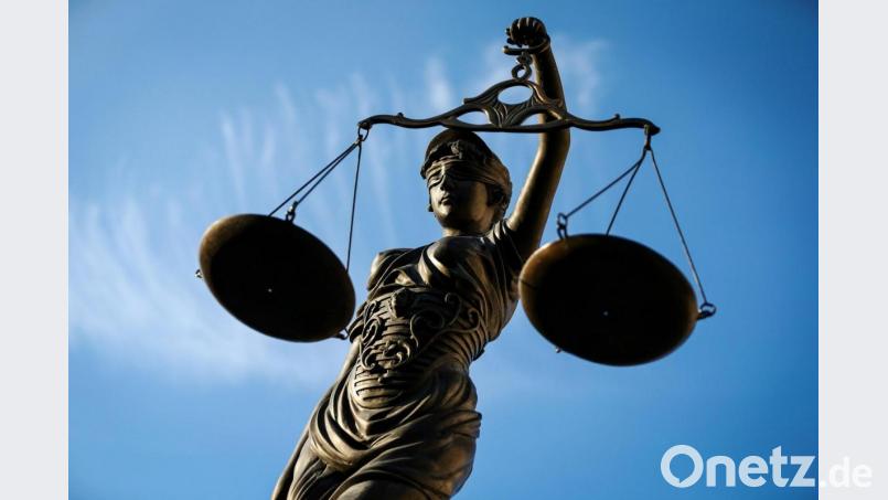 Eine Statue der Justitia hält eine Waage in ihrer Hand. Symbolbild: David-Wolfgang Ebener