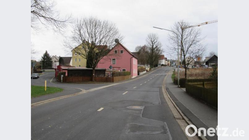 In der Pfaffenreuther Straße, etwa ab der Einmündung zur Siedlungsstraße (links) werden auf der ganzen Länge bis zum Ortseingang am Waldrand die Wasserleitung ausgewechselt. Mit den Arbeiten soll schon Mitte Mai begonnen werden. Bild: kgg